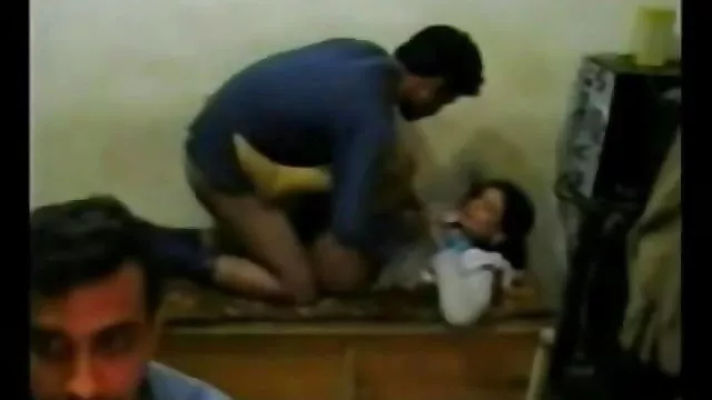 الجنس أي تسجيل قسم الكمبيوتر الصورة على جهاز الكمبيوتر من الأصدقاء وراء