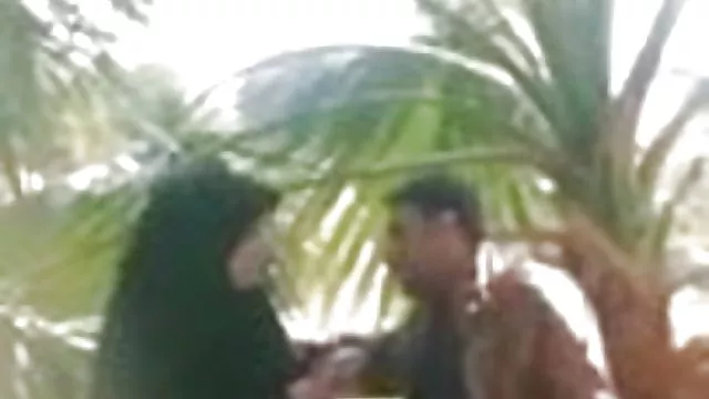 الجنس أي تسجيل الهندي فتاة مسلمة صديقها في الحديقة