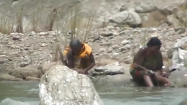 الجنس أي تسجيل المرأة مثير الصورة السينمائية في الهواء الطلق حوض استحمام في النهر مخفي كام