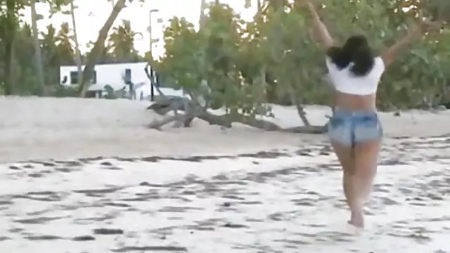 الجنس أي تسجيل سكس هندي فيديو مثير زوجة كبيرة ب(.)(.)ب يتعرض في Goa beach