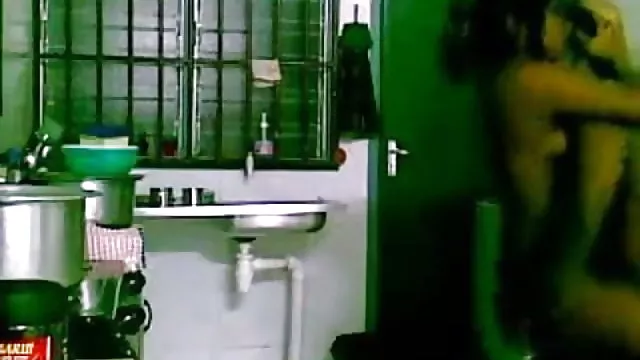 الجنس أي تسجيل سري فيديو سكس لي الهندي في المطبخ