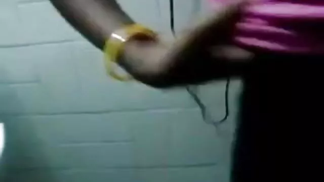 الجنس أي تسجيل الهندي مثير أشرطة الفيديو على الانترنت خادمة تبين لها لينة الثدي رئيسها في الحمام